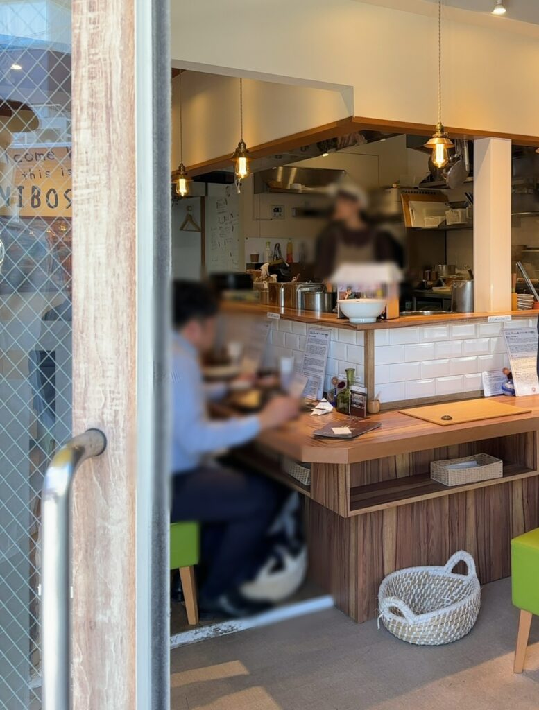 ゆったりとくつろげる店内1