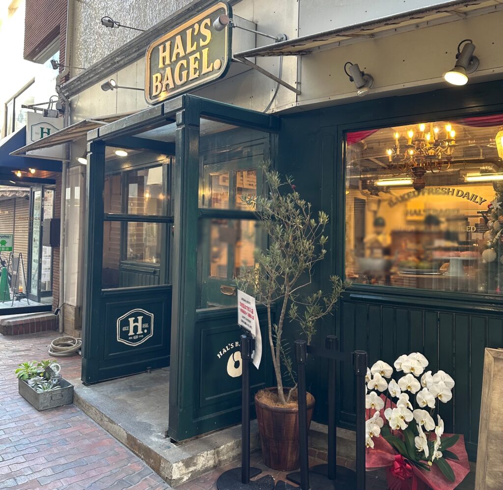 緑が目印の可愛い外観のお店