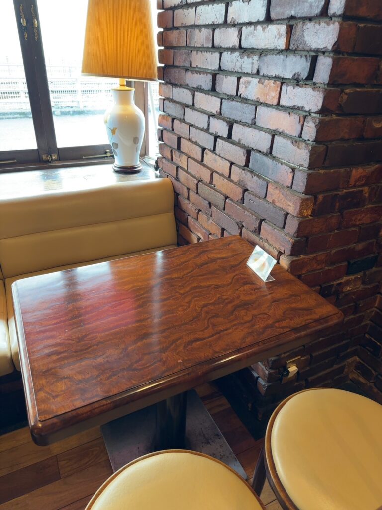 落ち着く窓際の席