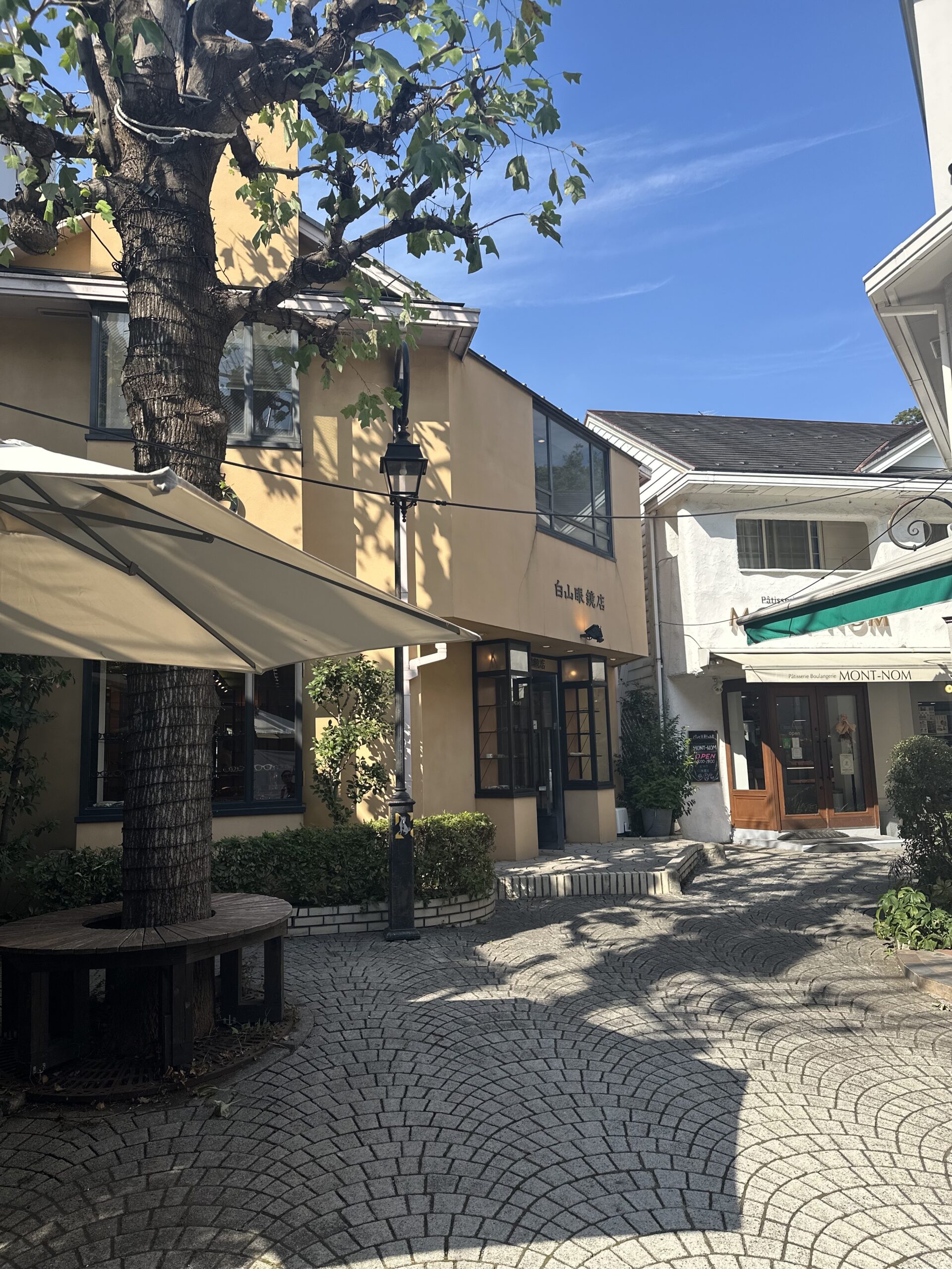 石畳が広がる「ヒルサイド自由が丘」には、こだわりのパンと洋菓子のお店「MONT-NOM（モンノン）自由が丘」、メガネ専門店「白山眼鏡店(はくさんがんきょうてん)