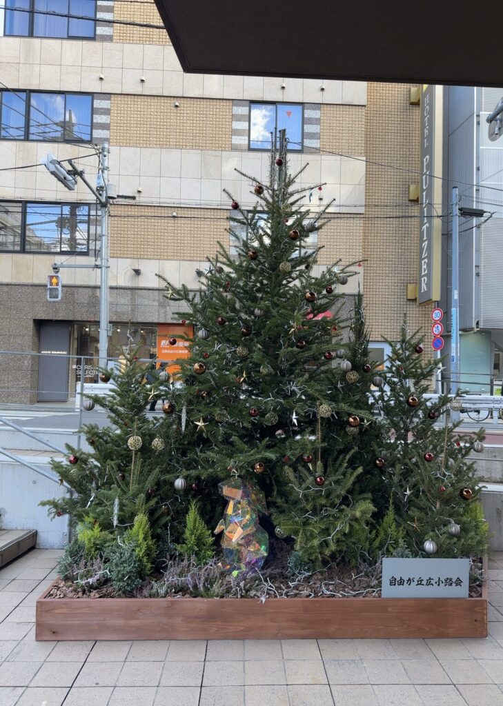 便利なスーパーマーケットやパン