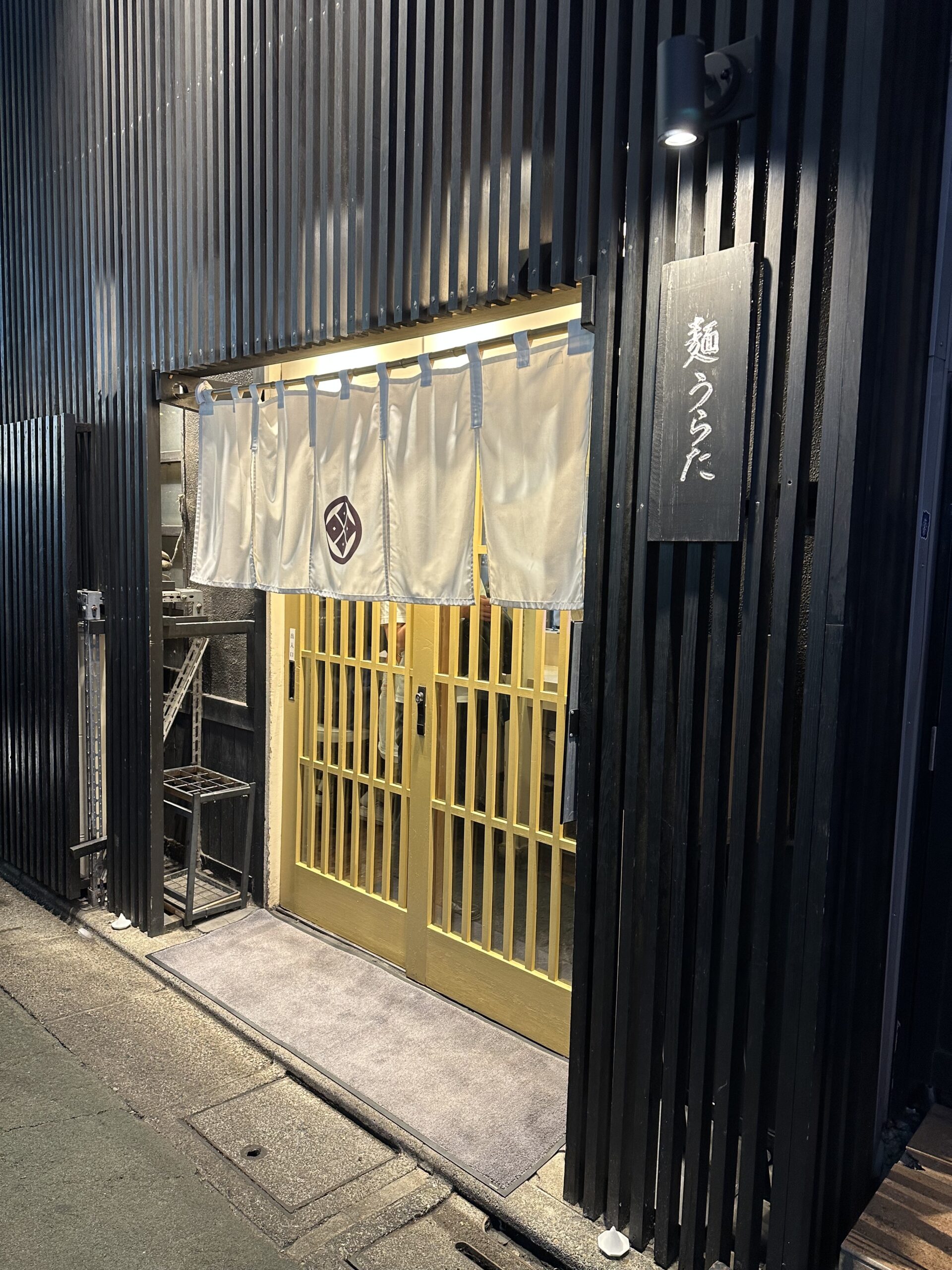 黒とウッディな店構えの「麺うらた」さん。自由が丘駅北口から徒歩1分の、飲食店が立ち並ぶ繁華街にありますが、ひときわおしゃれで洗練された外観で目立っています！夕飯