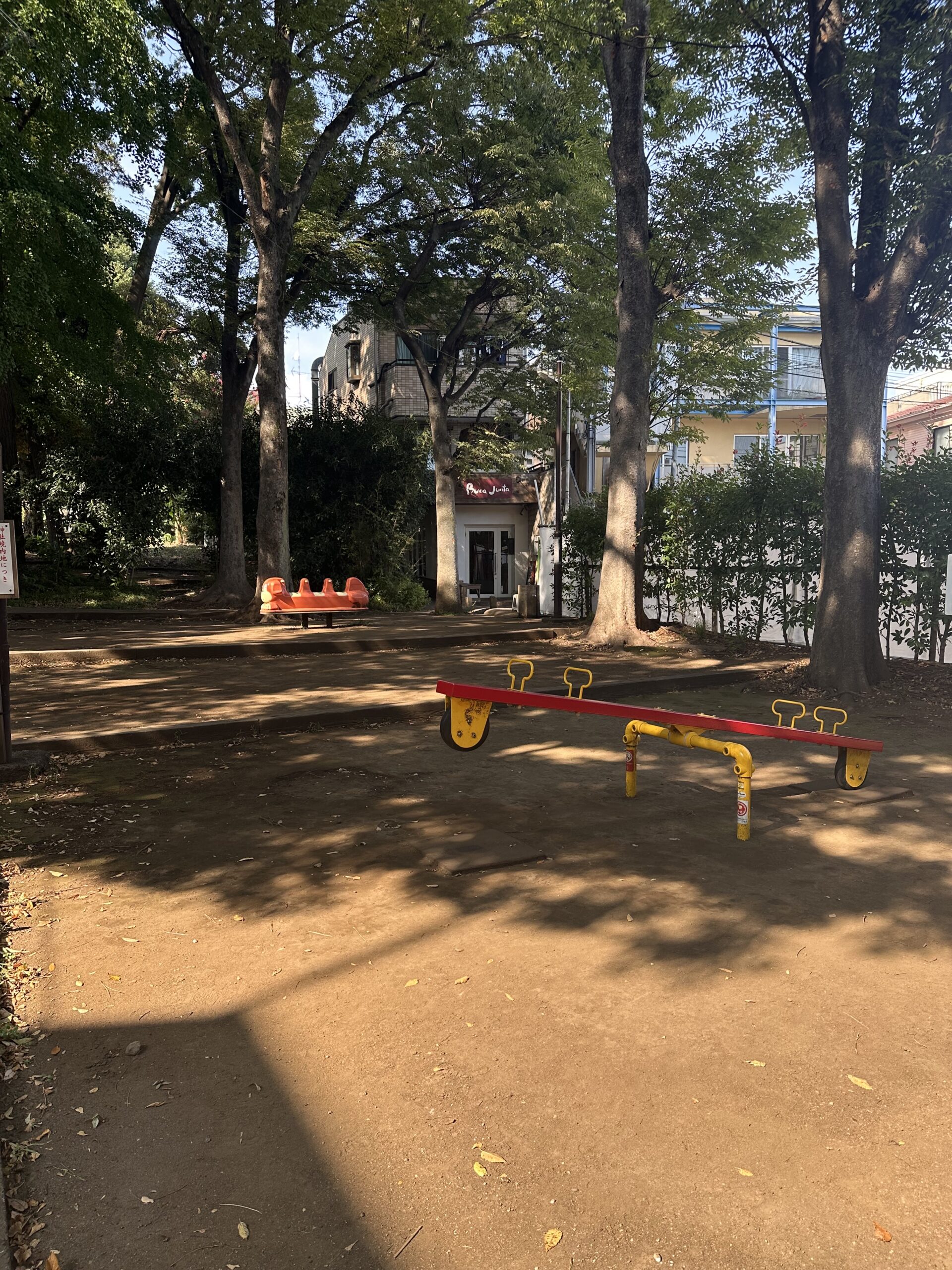 自由が丘の鎮守「熊野神社」には、お子様も遊べる小さな公園や公衆トイレもあります。自由が丘駅徒歩5分と自由が丘の街中にありながら、大木もある緑豊かな「熊野神社」。
