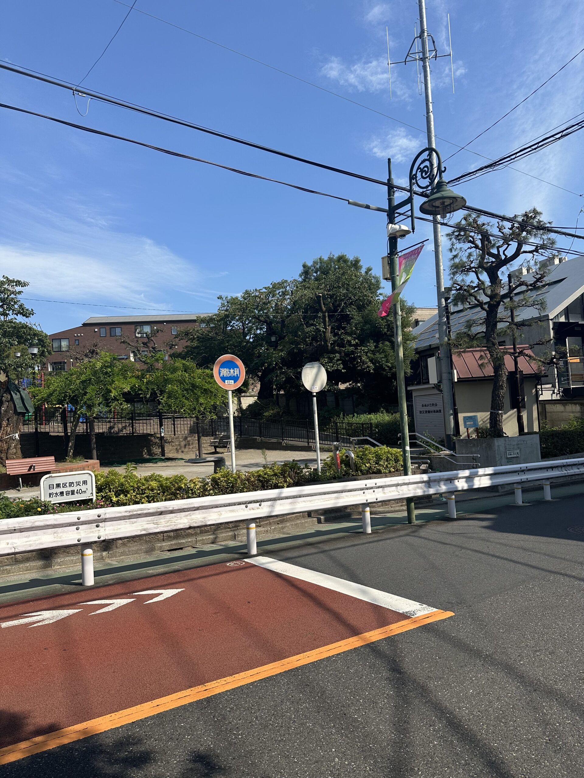 「目黒区自由が丘二丁目8番18号」にある「自由が丘公園」。目黒区が管理しています。 滑り台などの遊具もあるので、午前中は小さなお子さまとママさんたちで賑わいます