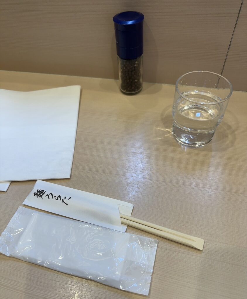 お水とおしぼりとお箸が、紙エプロンもいただけます