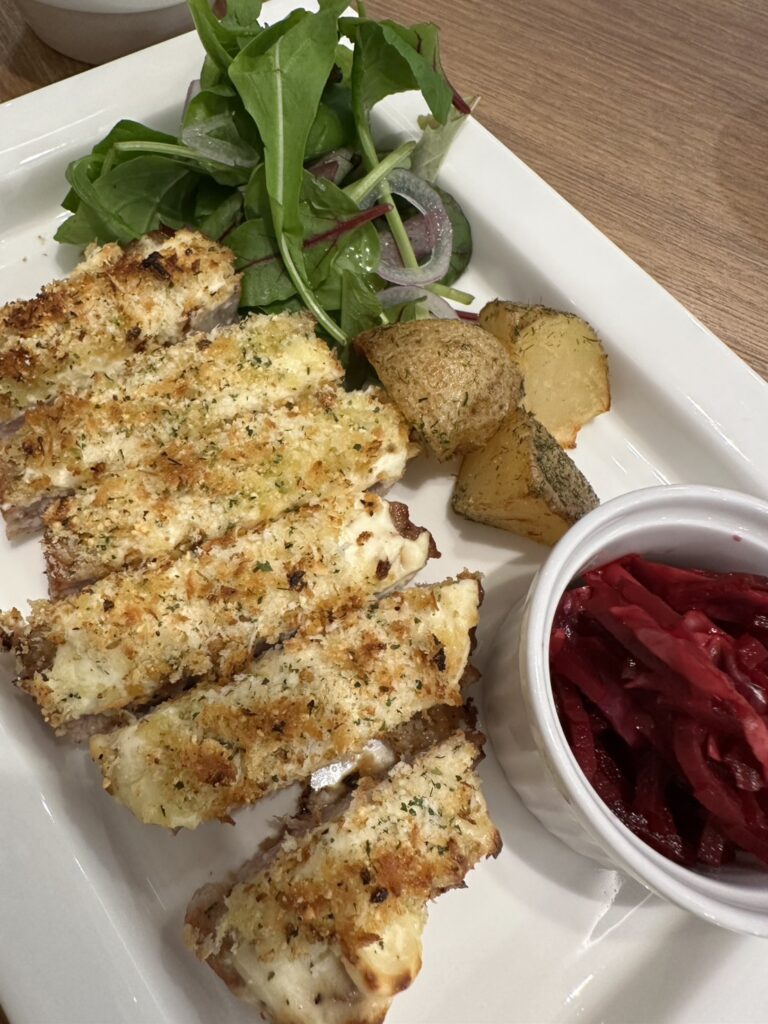 厚切り豚ロースのクリームチーズパン粉焼き