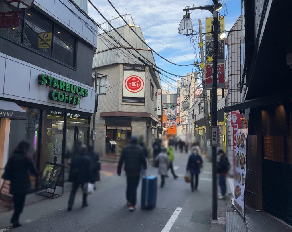 人通りが多い賑やかな通り