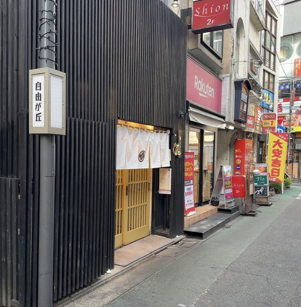 人通りが多い賑やかな通り