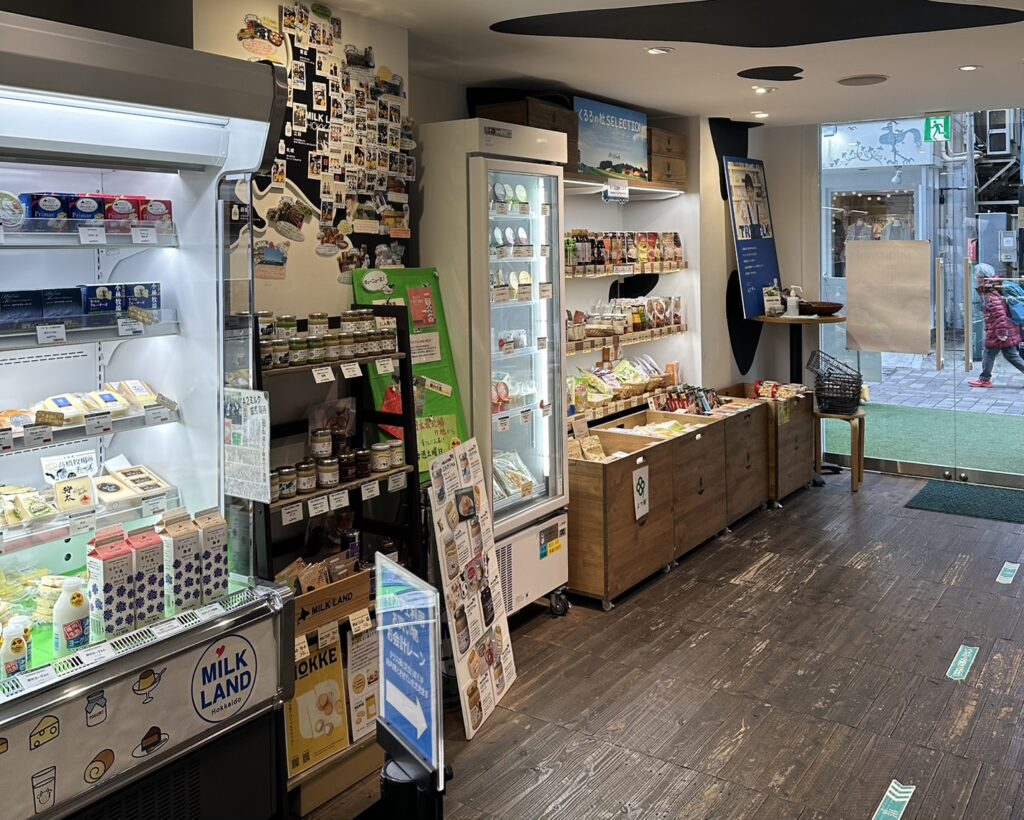 多彩なラインナップの商品が並ぶ1Ｆ