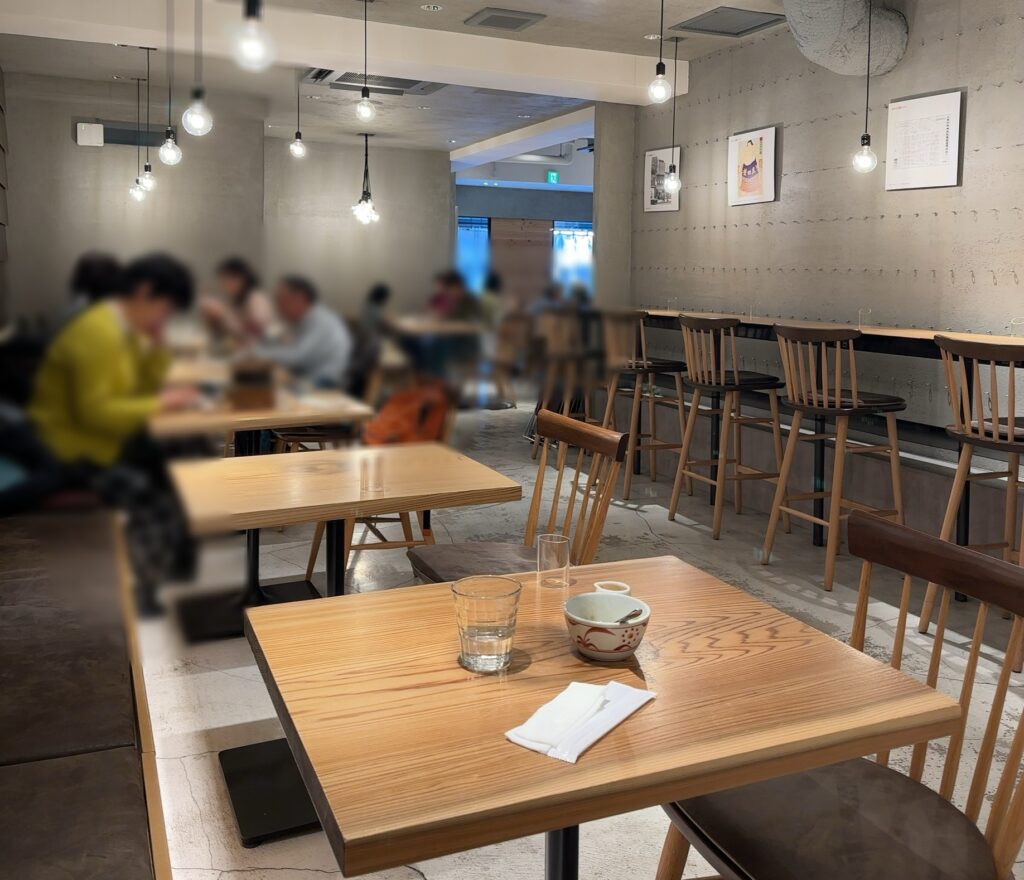 カウンター席もある、広々としたおしゃれなインテリア