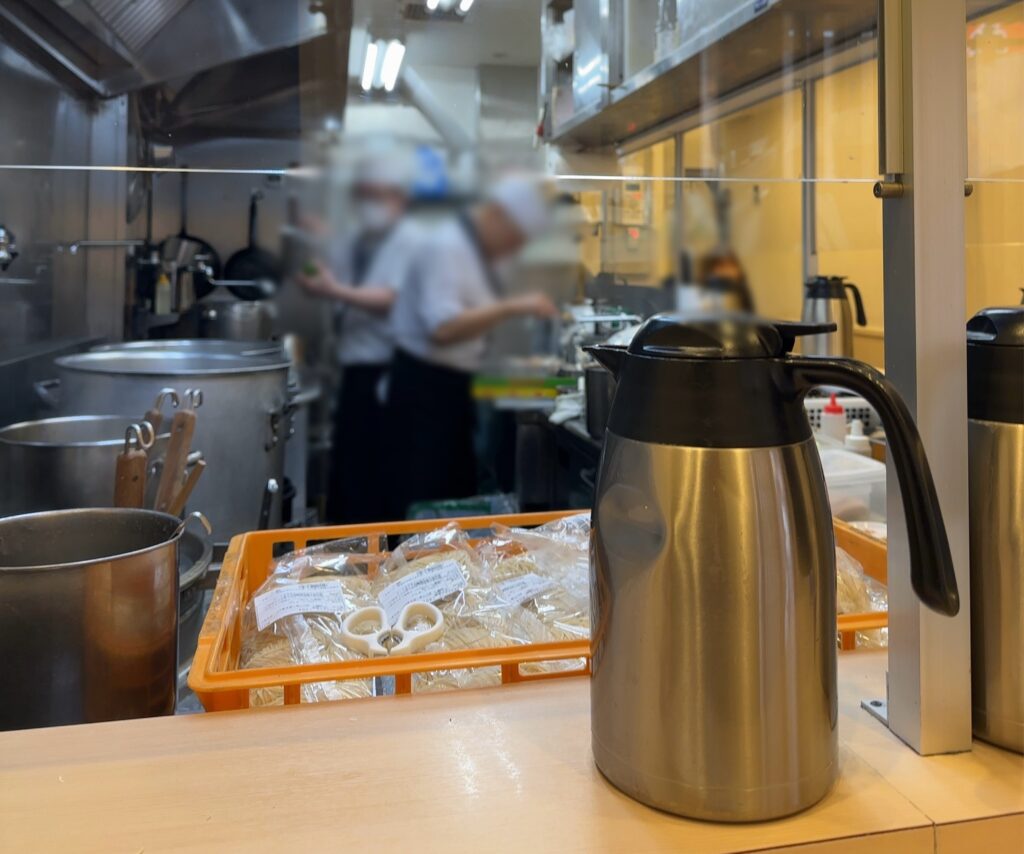 厨房が見える居心地の良い店内