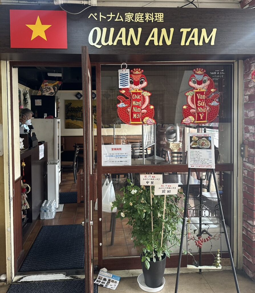 自由ヶ丘駅正面口の目の前にある