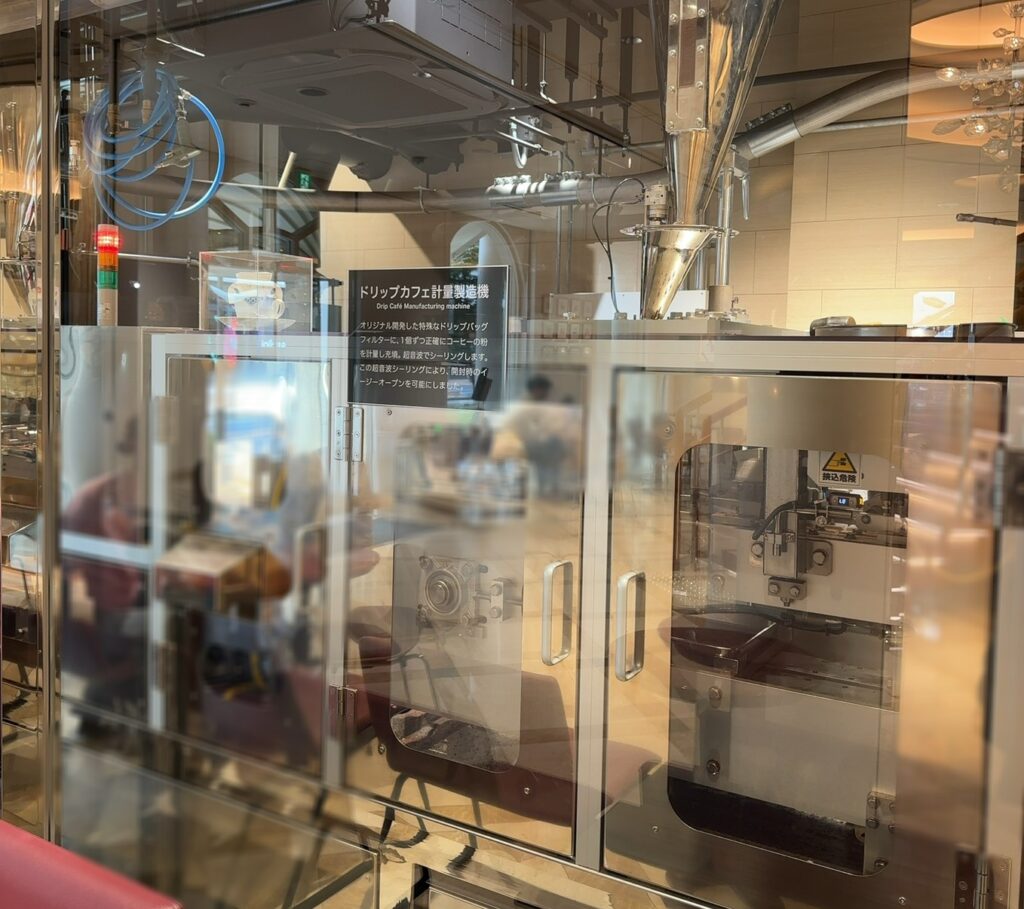 ガラス越しに見えるコーヒーファクトリー