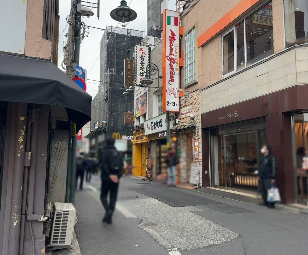 色々なお店が並ぶ、人通りが多い「メープル通り」