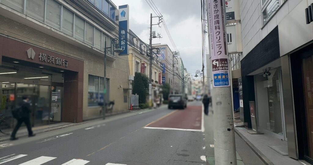 交通量の多い「学園通り」