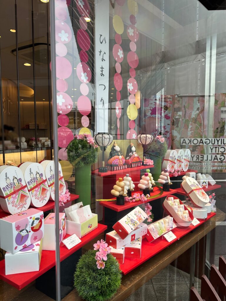 自由が丘駅正面口前に広がるロー