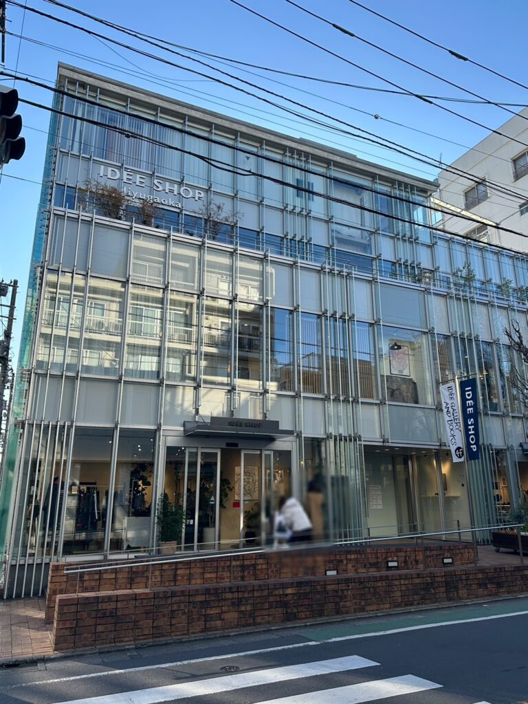 自由が丘学園通りにそびえ立つモ