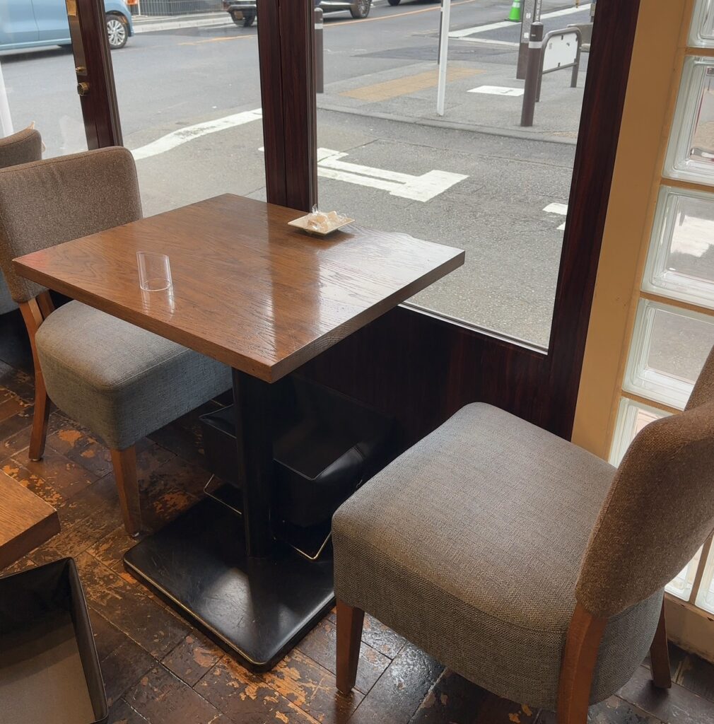 ゆっくりできそうな椅子とテーブル