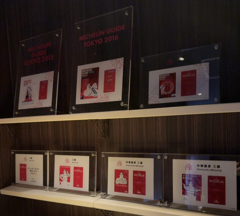 店内に飾られたミシュランの記念プレート