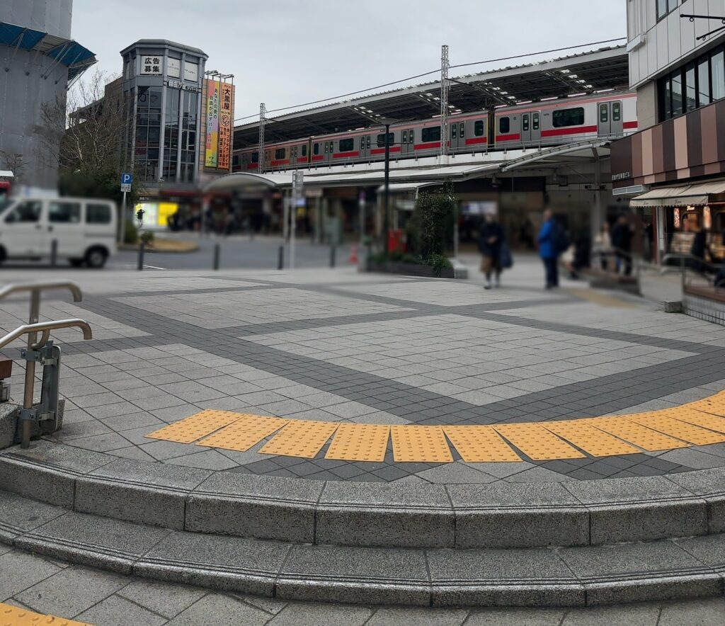 いつも賑やかな自由が丘駅正面口