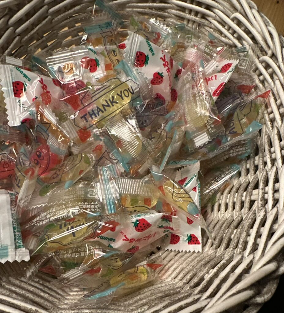 帰り際に飴がいただけます