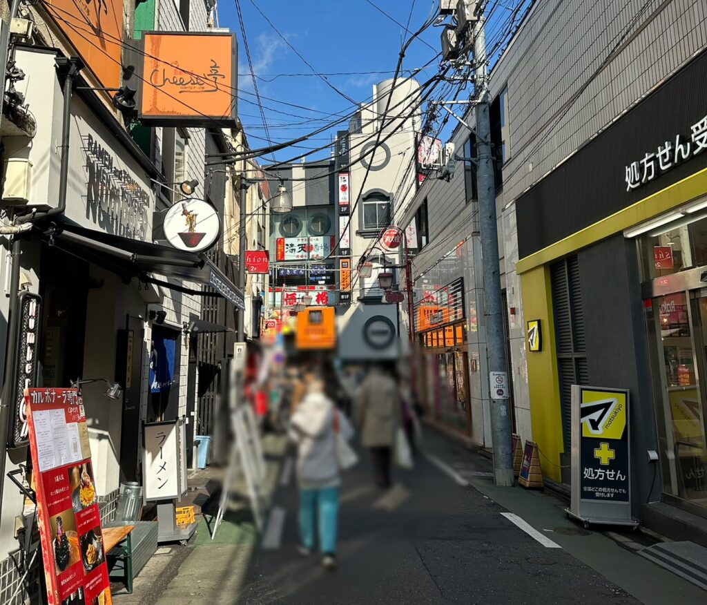 人通りの多い賑やかな細い通り