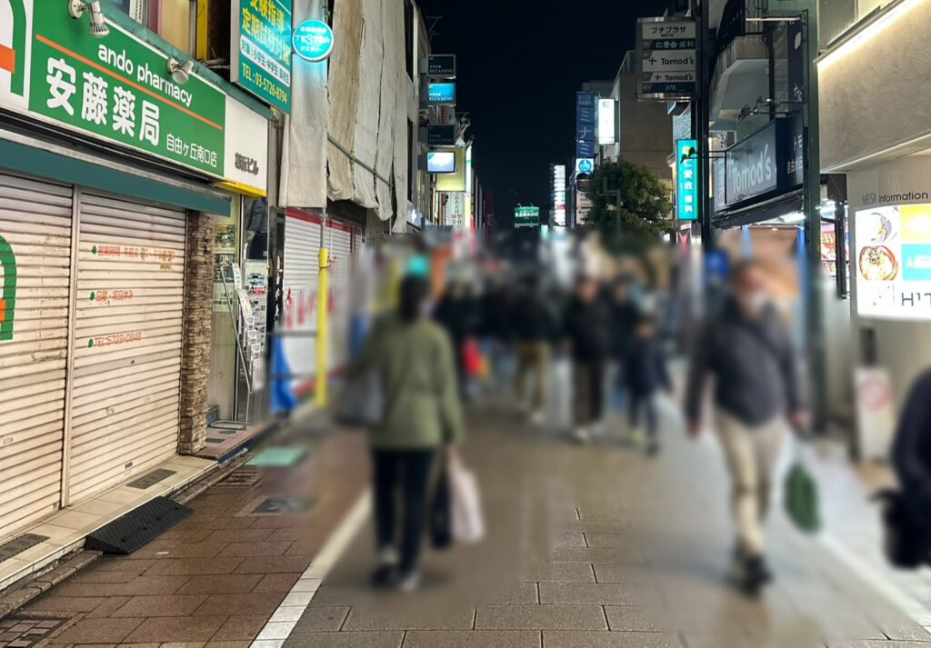 賑やかなマリクレール通り