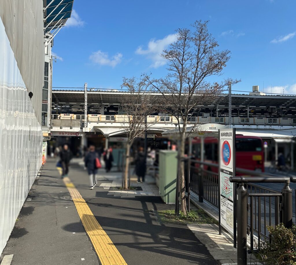 にぎやかな自由が丘駅正面口