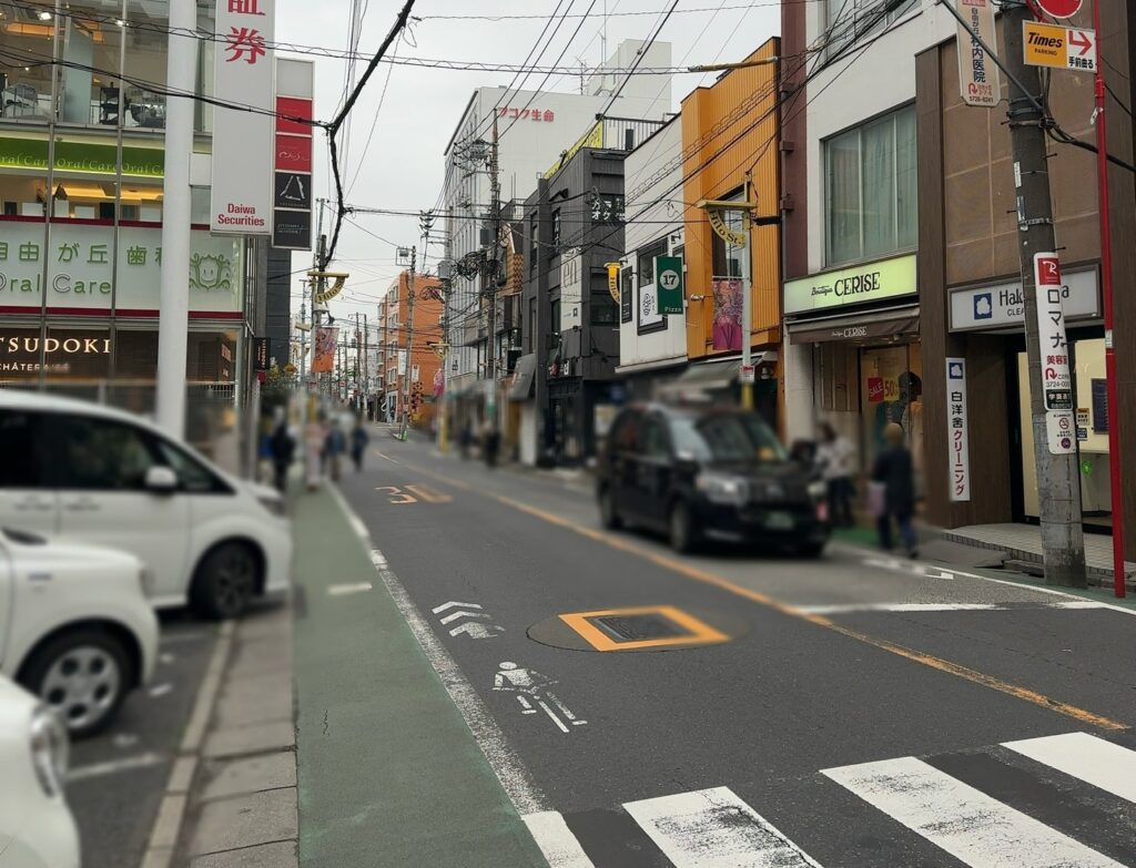 交通量の多い学園通り