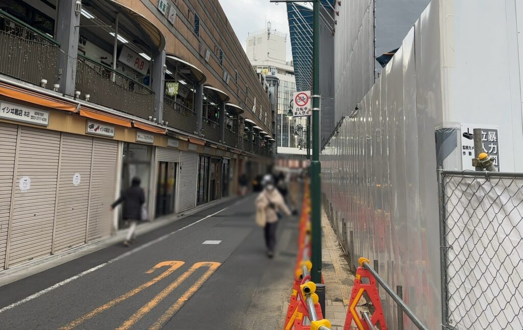 再開発のため左側が工事中の「女神通り」