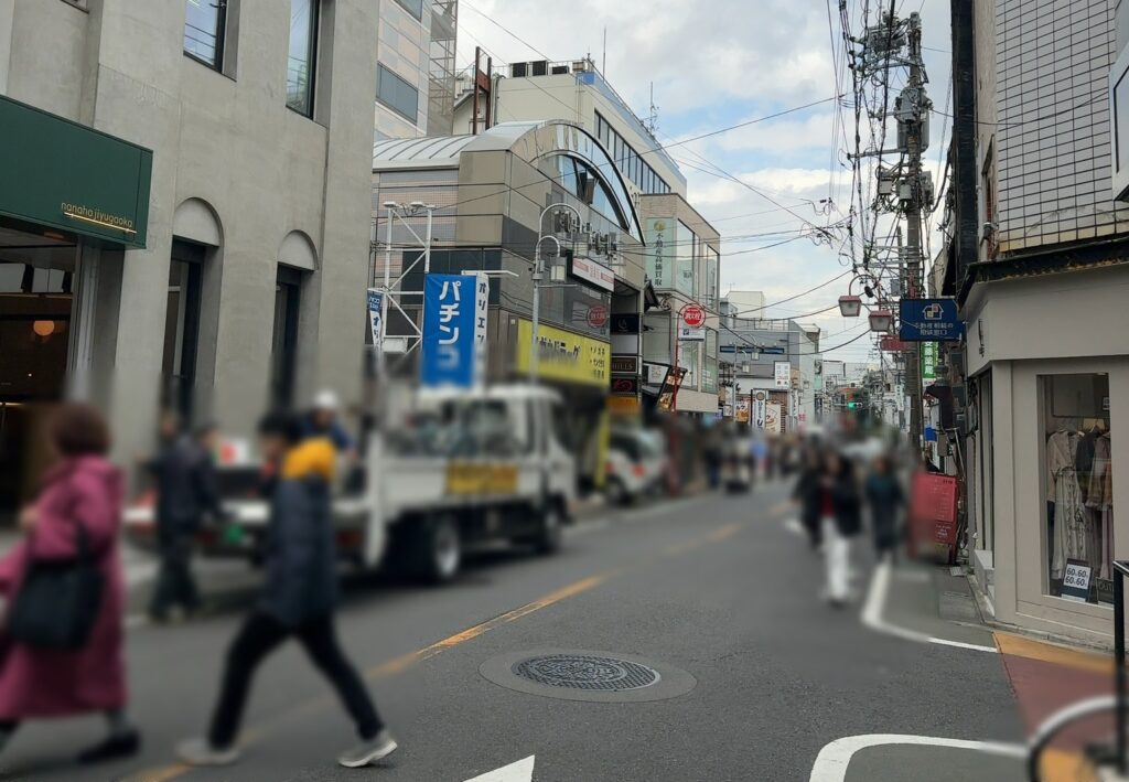色々なお店が立ち並ぶ「すずかけ通り」