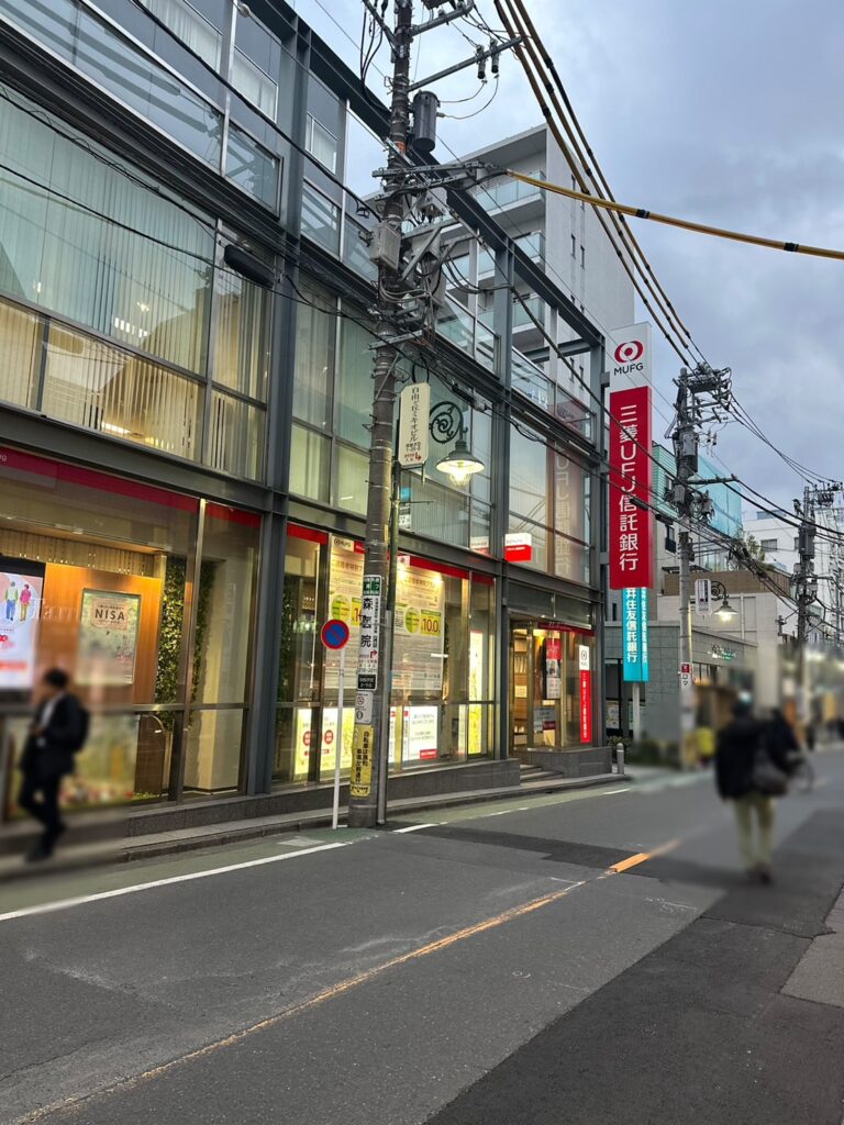 自由が丘の街には多くの銀行の支