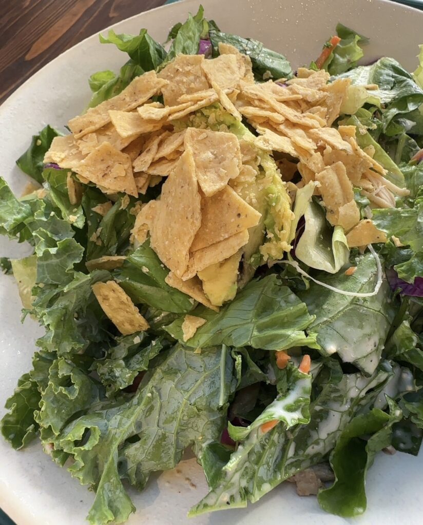 自由が丘の街でヘルシーなサラダ