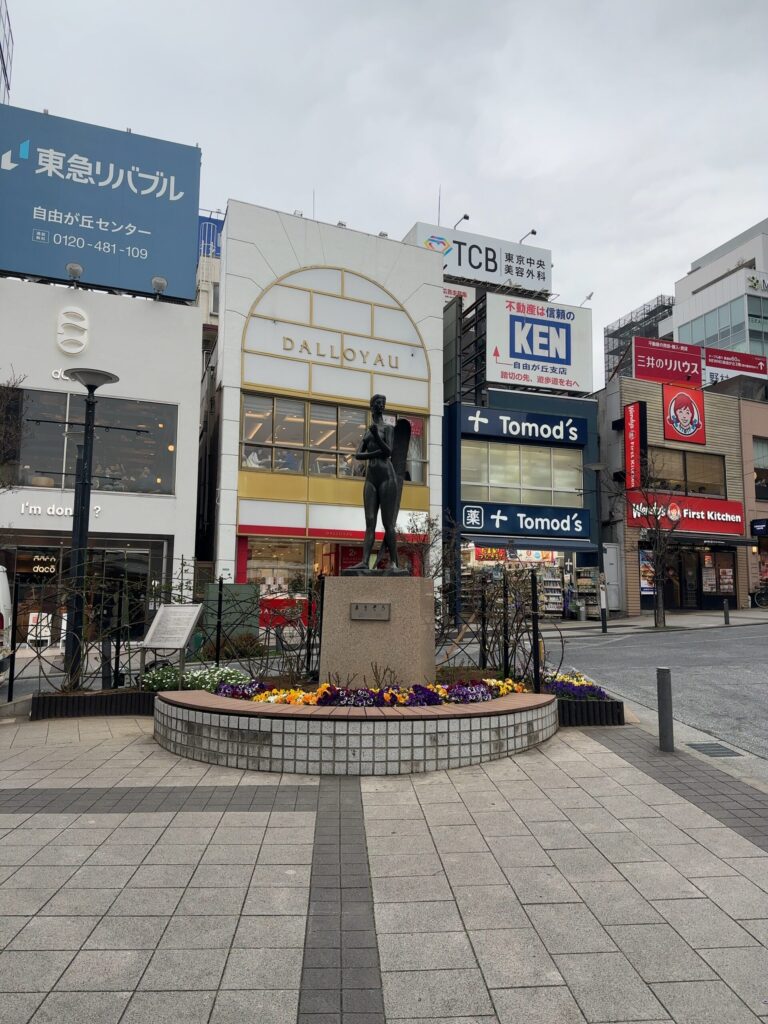 自由が丘駅正面口の前に広がるロ