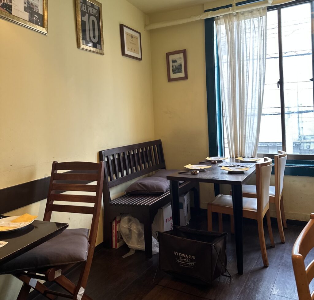 落ち着いた雰囲気の2階のテーブル席