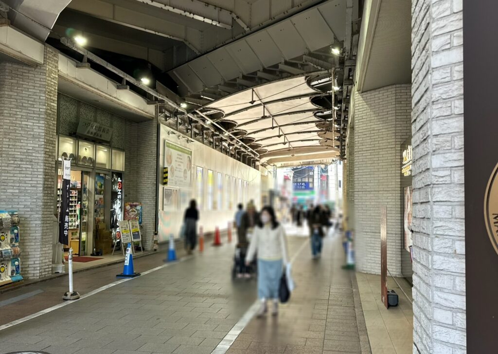 自由が丘駅南口近くの高架下