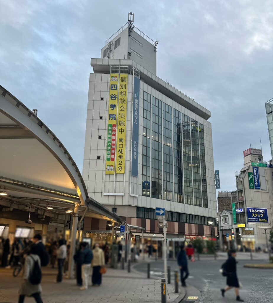 いつでも人出がある自由が丘駅正面口