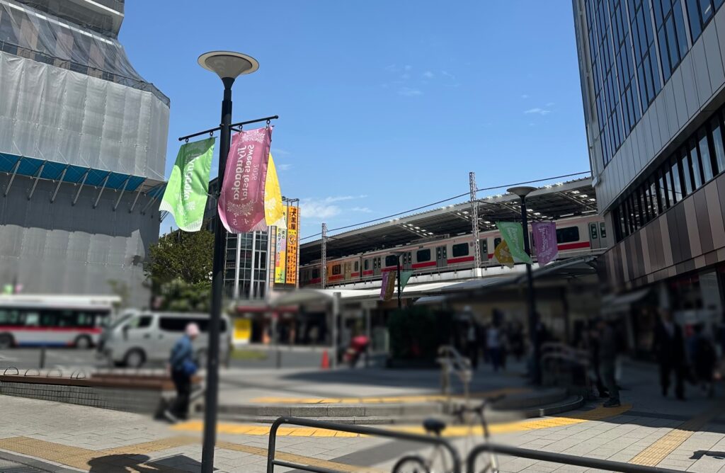 多くの人々で賑わう自由が丘駅正面口