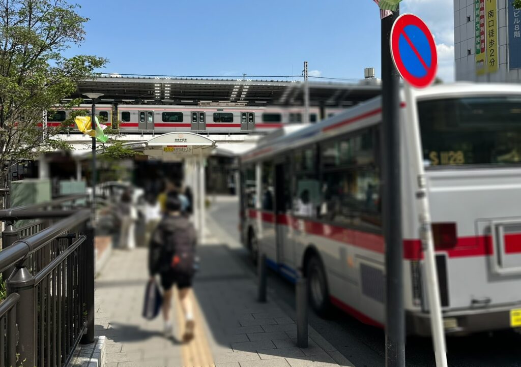 いつも賑わう自由が丘駅正面口