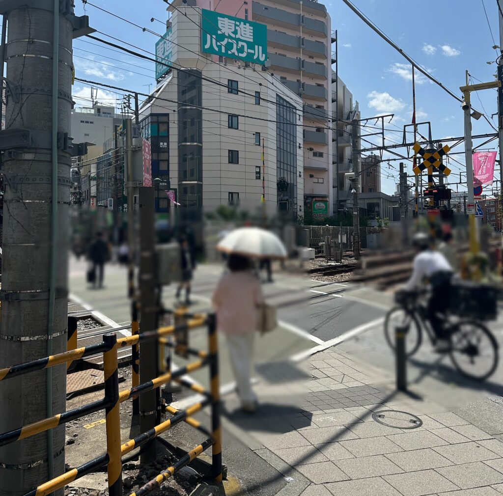 自由が丘駅近くの東急大井町線の踏切
