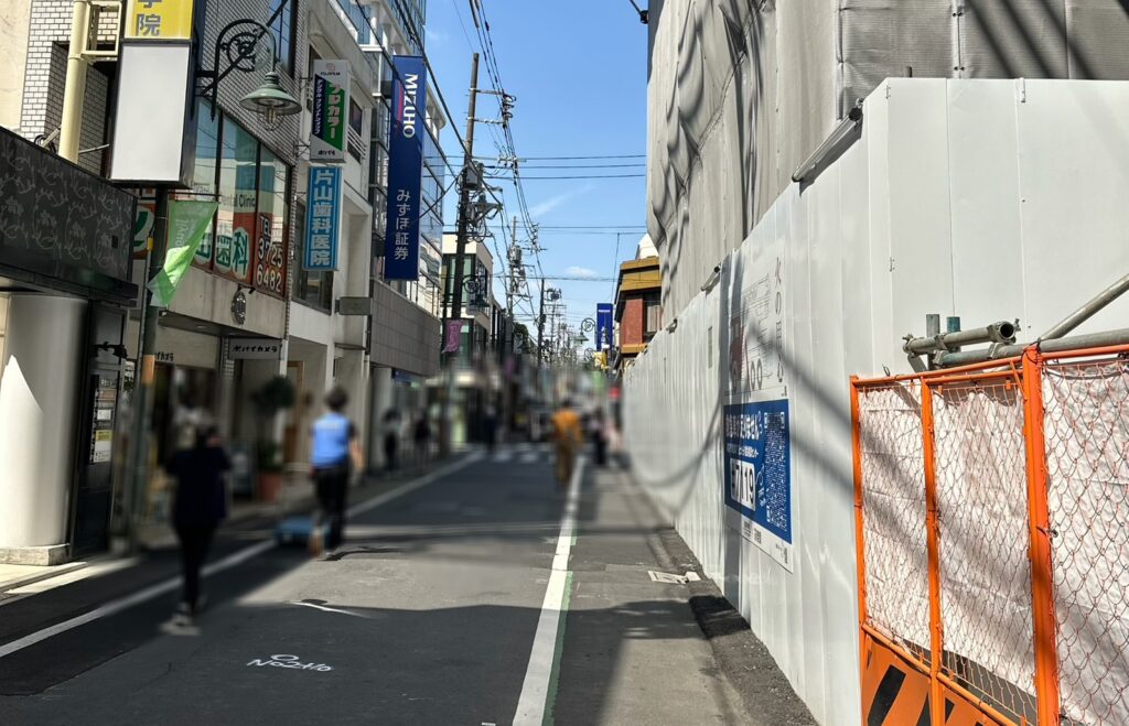 多くのお店が並ぶ「カトレア通り」