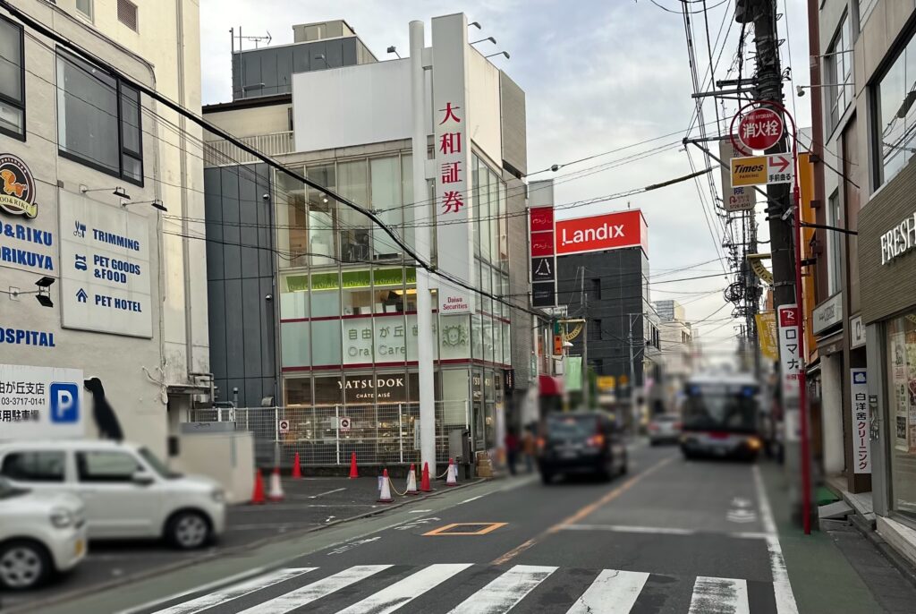 車が行き交う学園通り