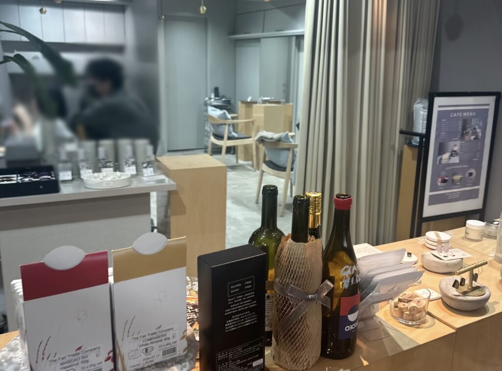 右奥に美容院が