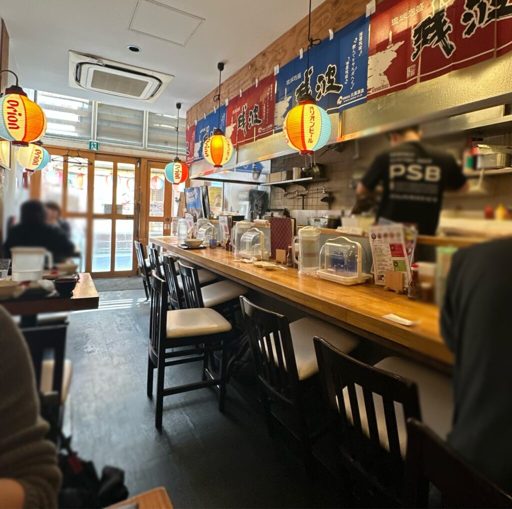 「沖縄料理とそーきそば/たいよう食堂」賑わう店内
