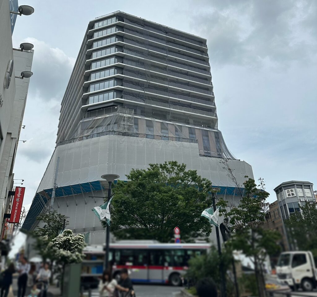 いつも賑やかな自由が丘駅正面口