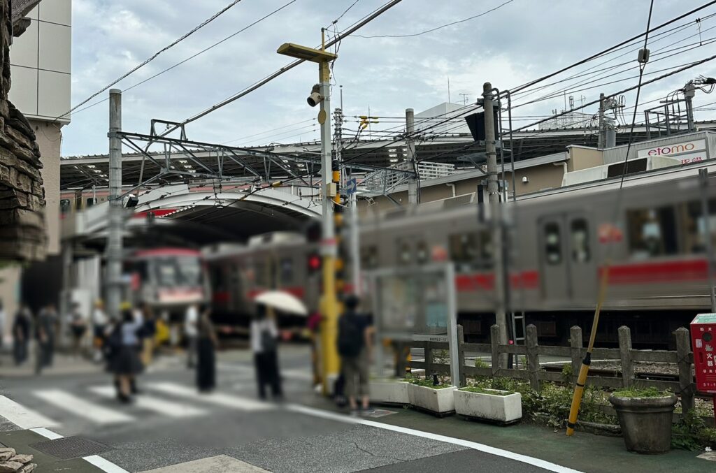自由が丘駅前に広がるロータリー横の東急大井町線の線路