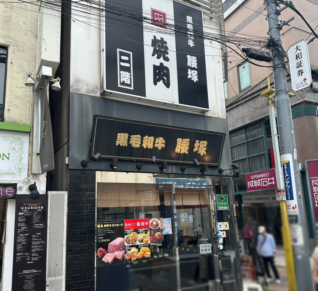 飲食店などが立ち並ぶ「ヒロ通り」にある黒い外観のお店