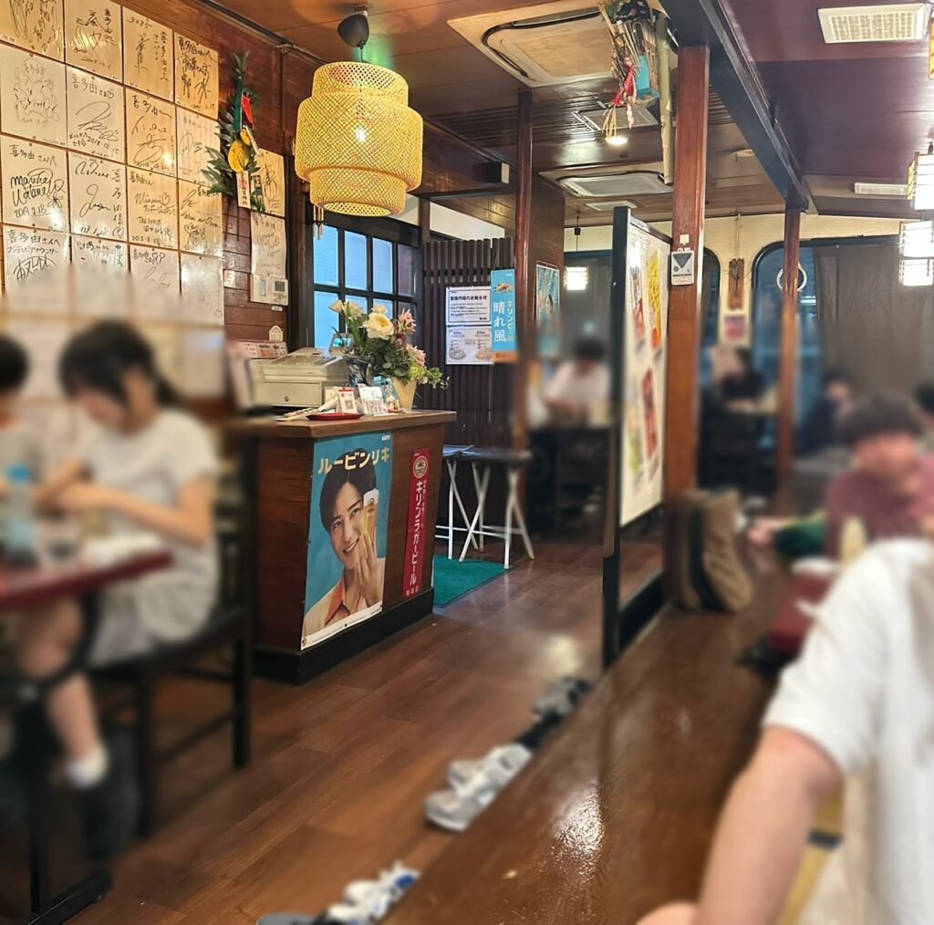 賑やかな店内