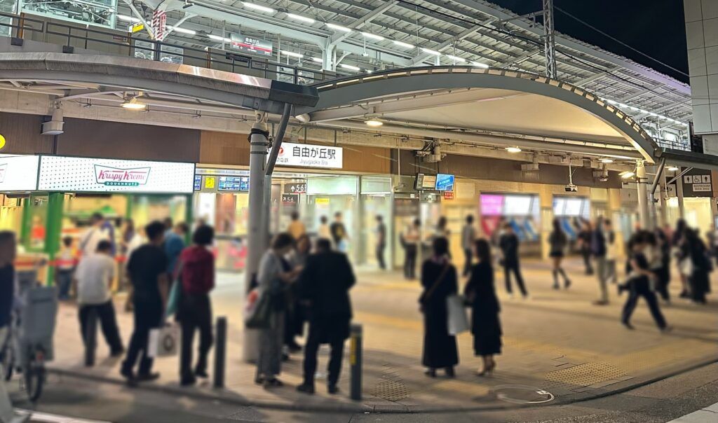 いつも賑かな自由が丘駅正面口