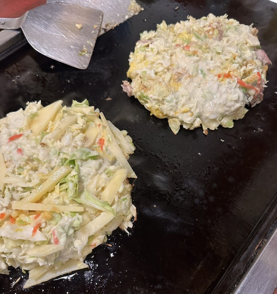 「お好み焼き/豚天」と「お好み焼き/じゃがチーズ天」を焼きます